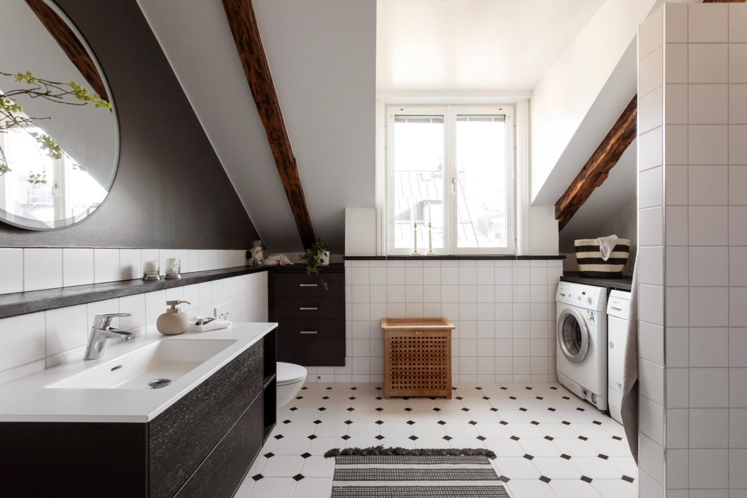 salle de bain mansardée avec poutres décoration contemporaine