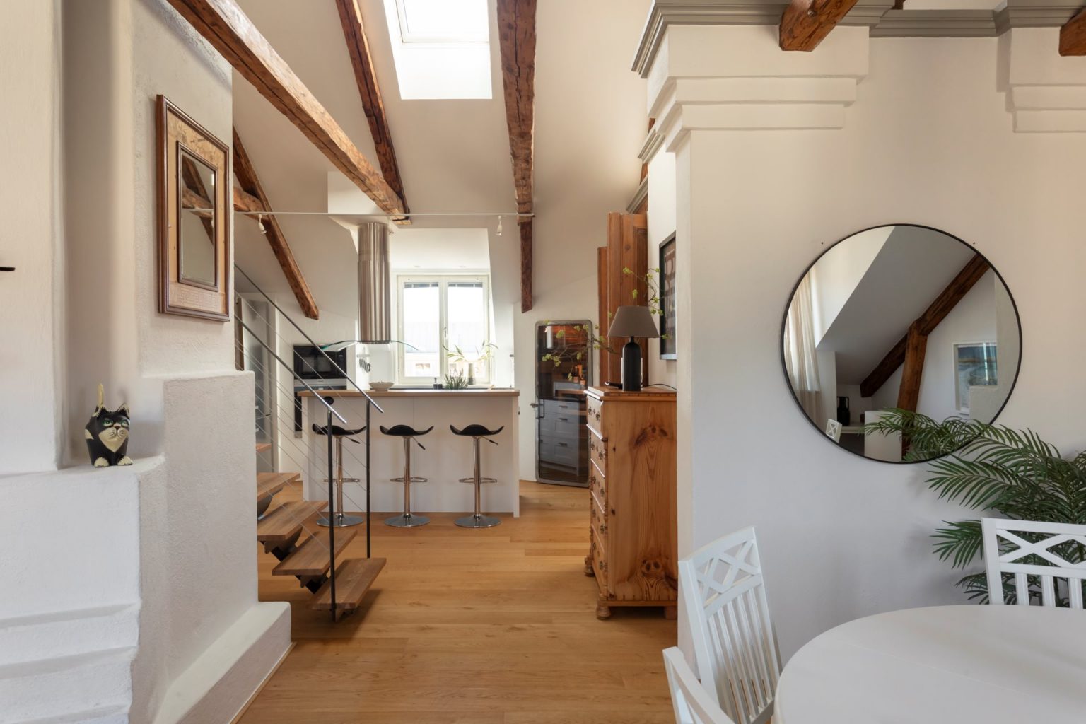 salle à manger avec poutres décoration contemporaine