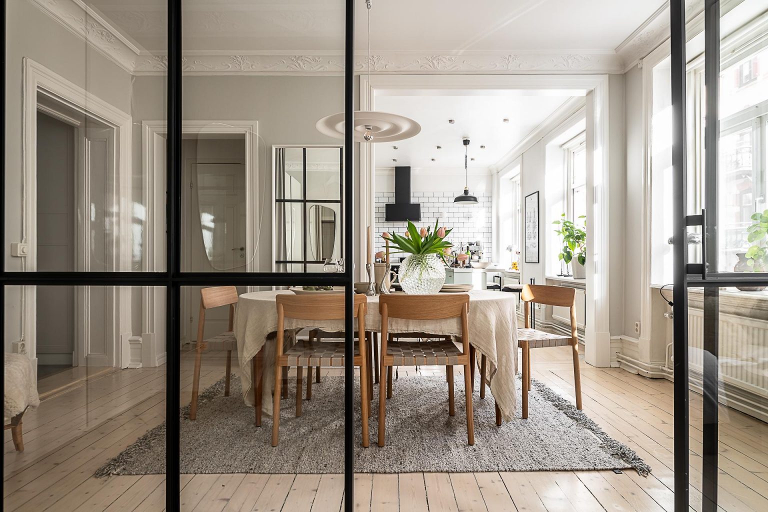 salle à manger avec verrière décoration scandinave vintage