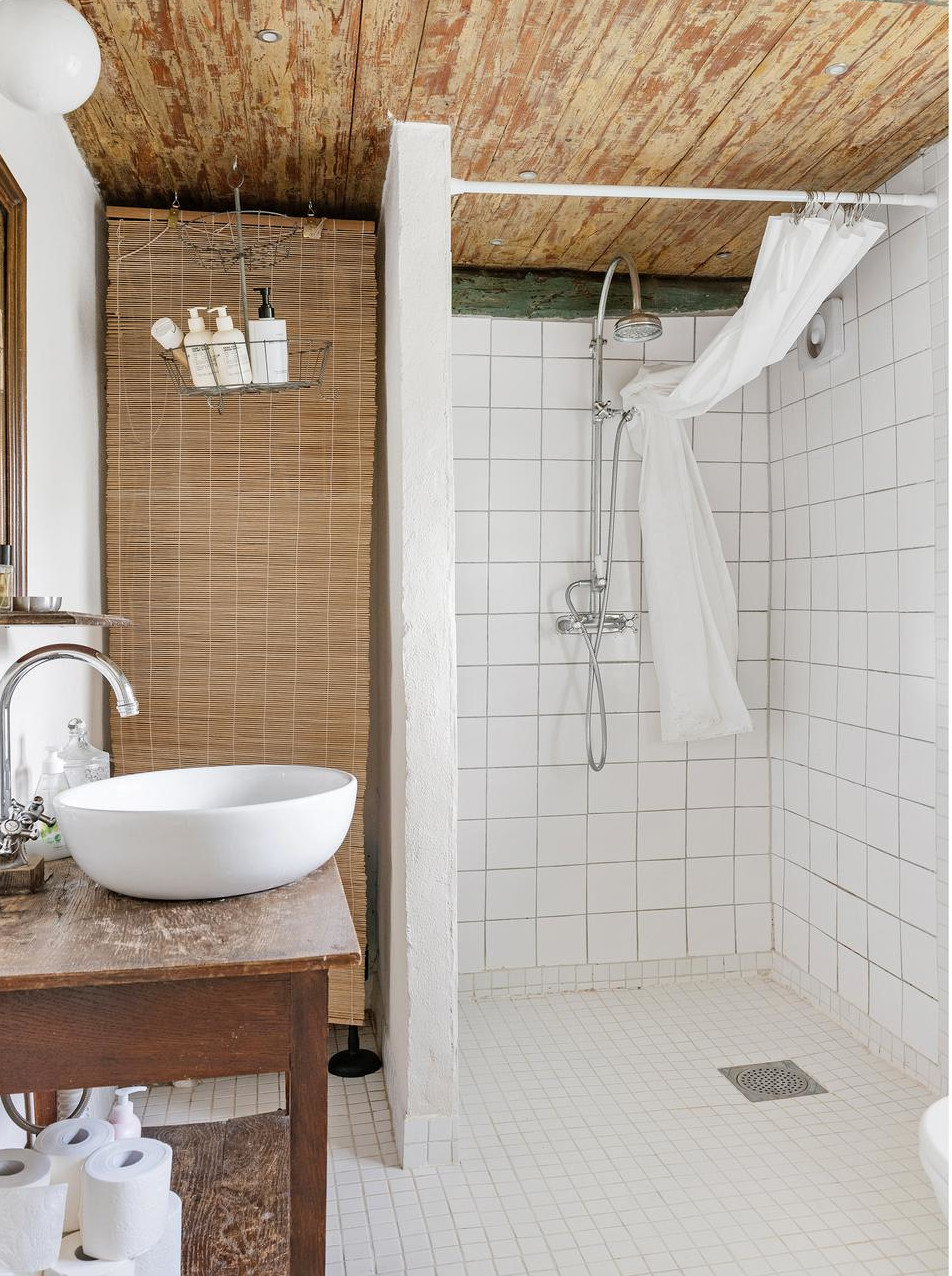 salle de bain blanche et bois